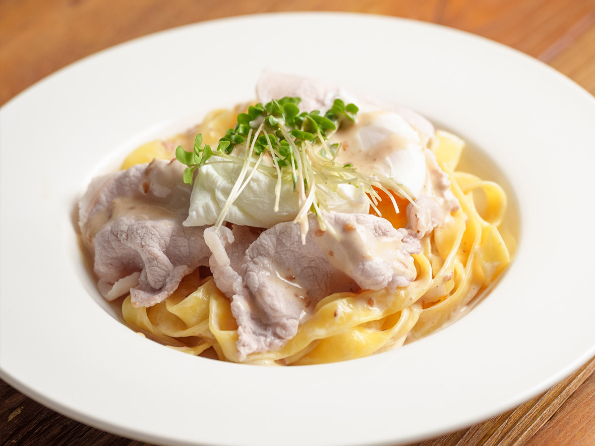 Fettuccine with Thinly Sliced Pork and Deep-Roasted Sesame Dressing