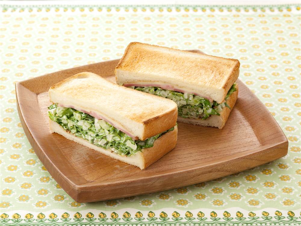 Romaine Lettuce-packed Sandwich