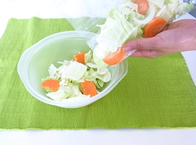 (1)ふたを開け、パックされている野菜を容器にあける