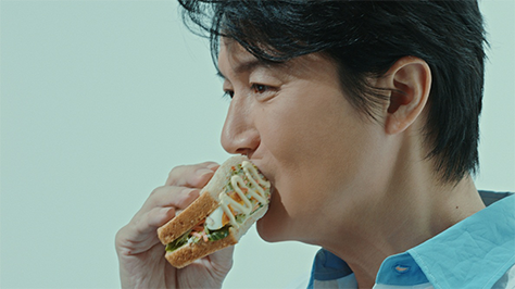 福山雅治さんを起用した新テレビcm キユーピーハーフ 片手で食べるサラダ キャベツ 篇 ニュースリリース キユーピー